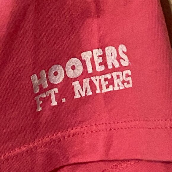 HYP Vintage Hooters Ft Myers Football Tee Go For 2 Hot Pink Stretch Size L - Picture 5 of 5